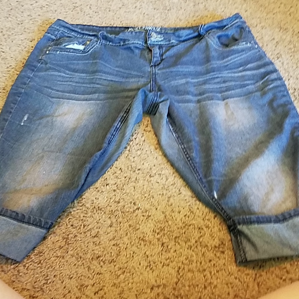 Almost Famous distressed denim capris